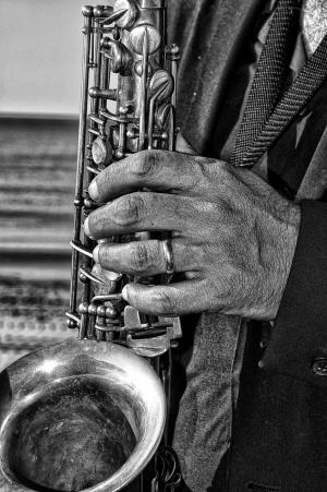 amato-jazz-music-musica-live-sax-jazzman-monochrome-hand-mano-finger-dita-saxofonist