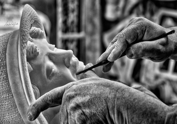Tuscany-Volterra-work-hands-sculptor-alabaster-photography-monochrome-black-white-italian-art