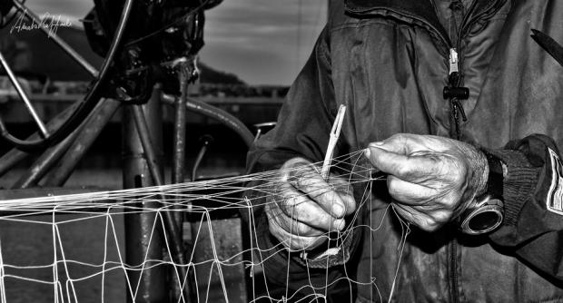 Hands-Sperlonga-italy-work--fisherman-fishing-monochrome-black-white-closeup