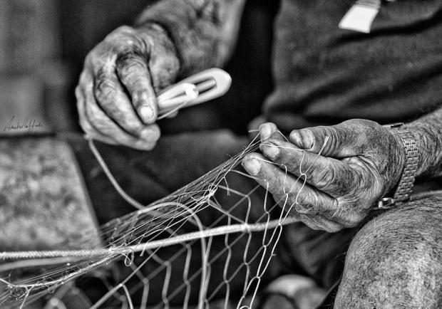 Fisherman-trani-village-closeup-monochrome-black-white-italian-hands-old-ancient-work
