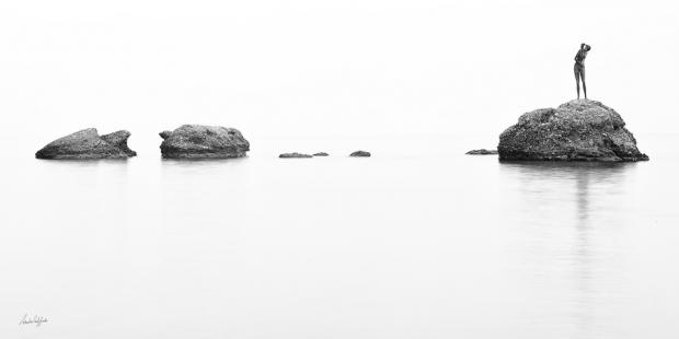 La Bagnante-Vasto-Foto-sea-naked-statue-italy-Amato-monochrome-black and white-